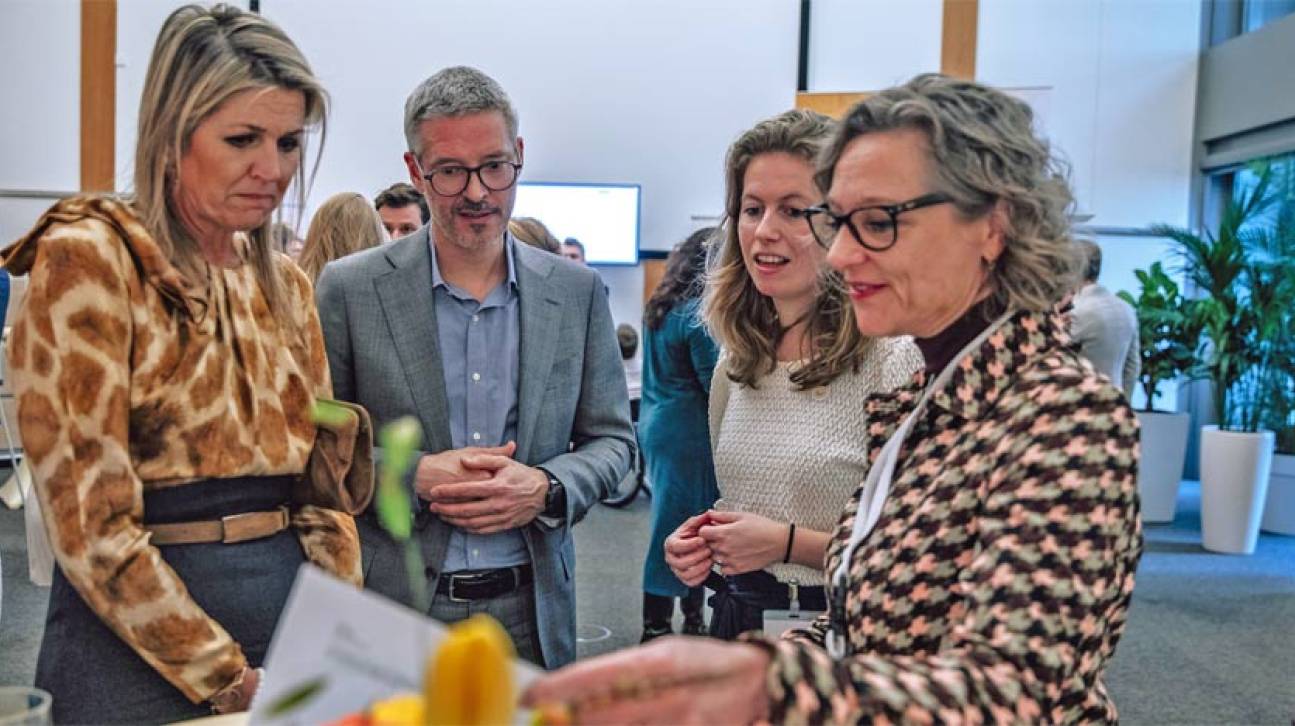 Koningin Máxima op de informatiemarkt in gesprek met Sjoerd Repping, Eva Vroonland en Maya Kruijt van het ZE&GG-programma (foto: Paul Rous)