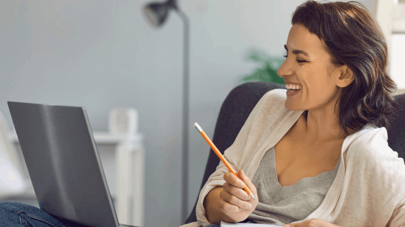 Vrouw achter laptop