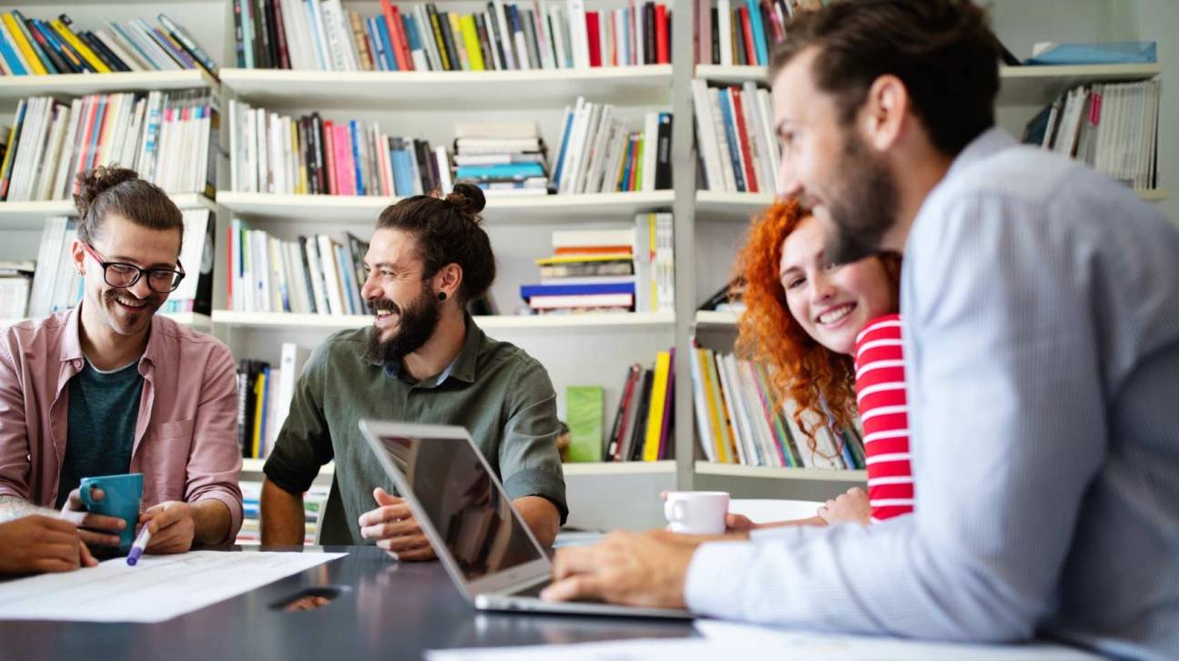 Mensen bij een bijeenkomst