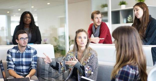 groep jonge onderzoekers in discussie