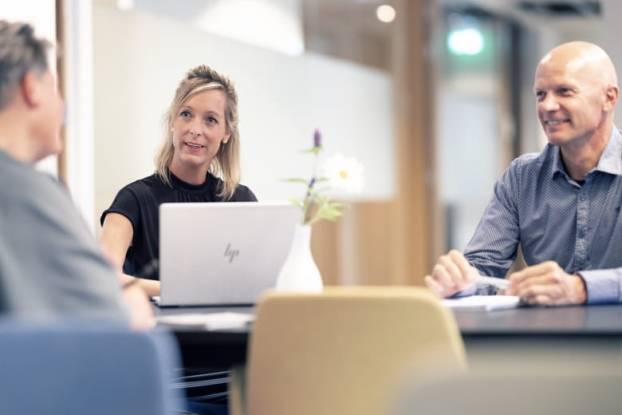 Vergadering met drie mensen