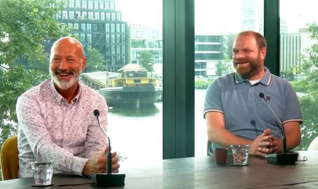 Mensen in gesprek bij podcast