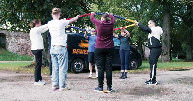 Jaheed die sport met een groep ervaringsdeskundigen