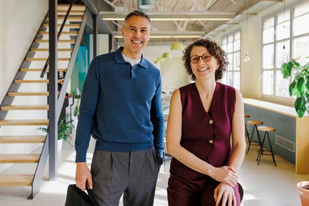 Portret man en vrouw in kantoor