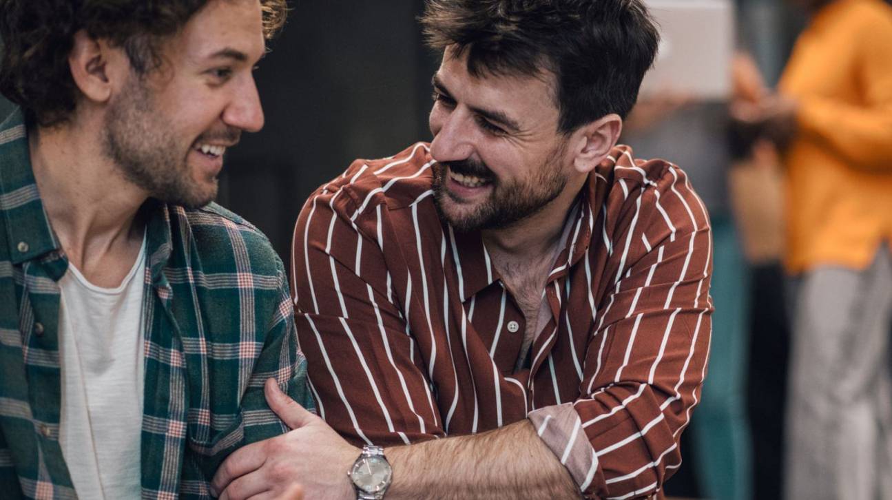 Twee mannen steunen elkaar