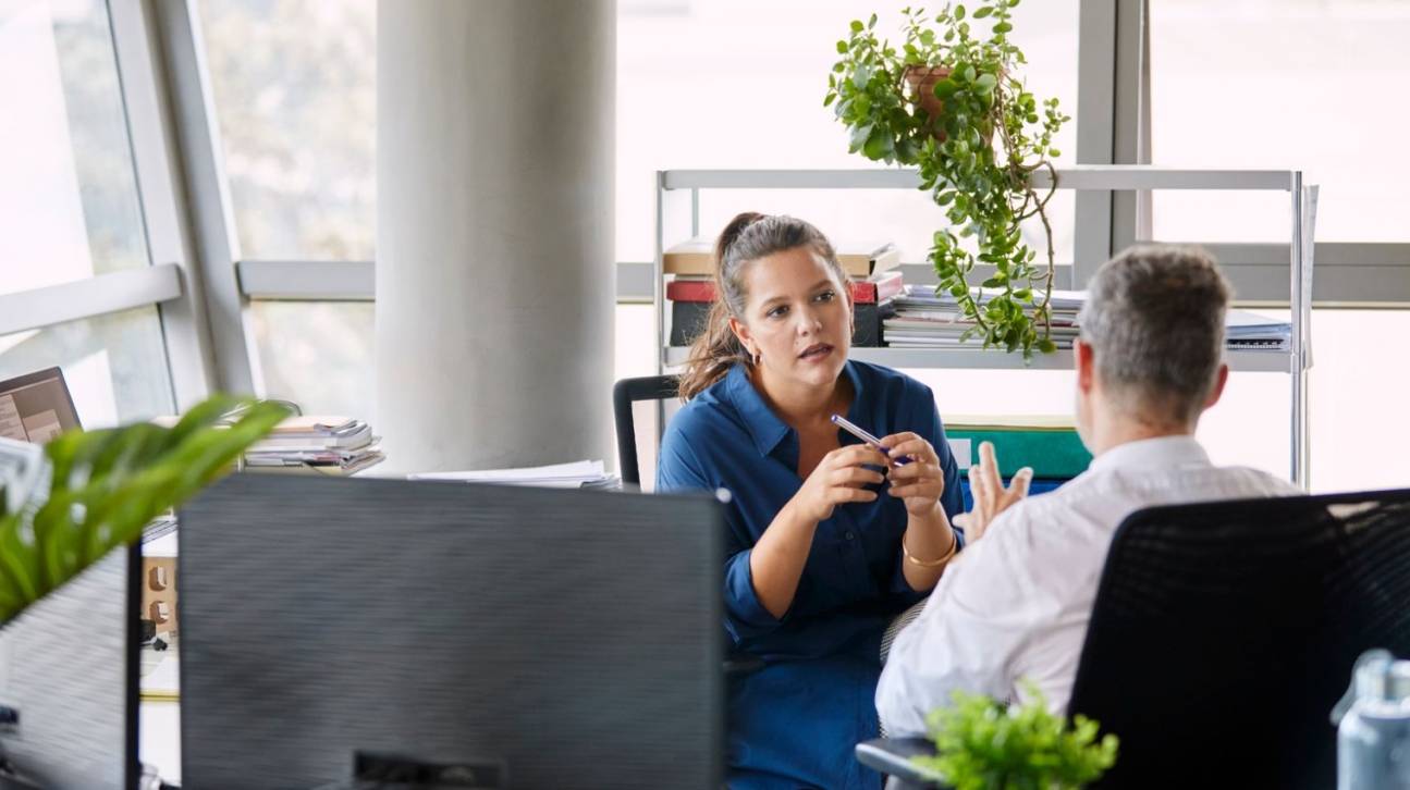 Vertrouwenscontactpersoon in gesprek met medewerker