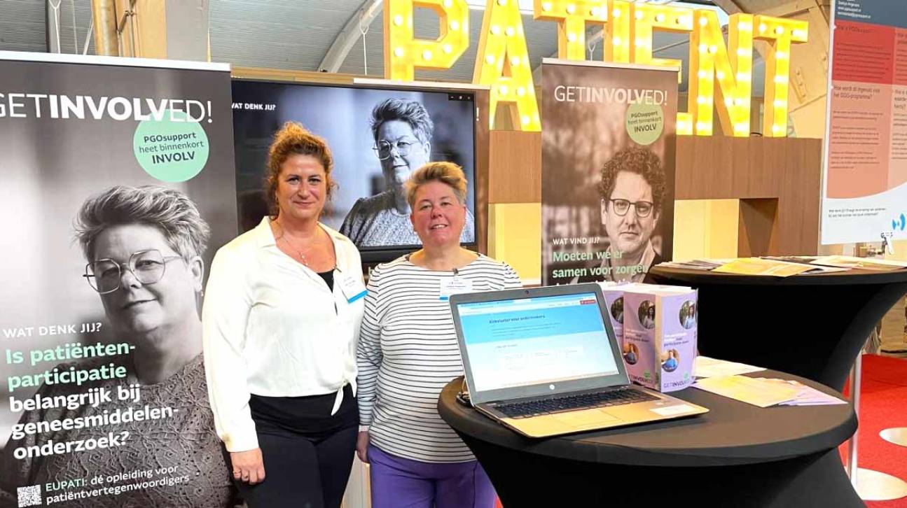 Karin de Lange en Saskya Angevare in de informatiestand van INVOLV
