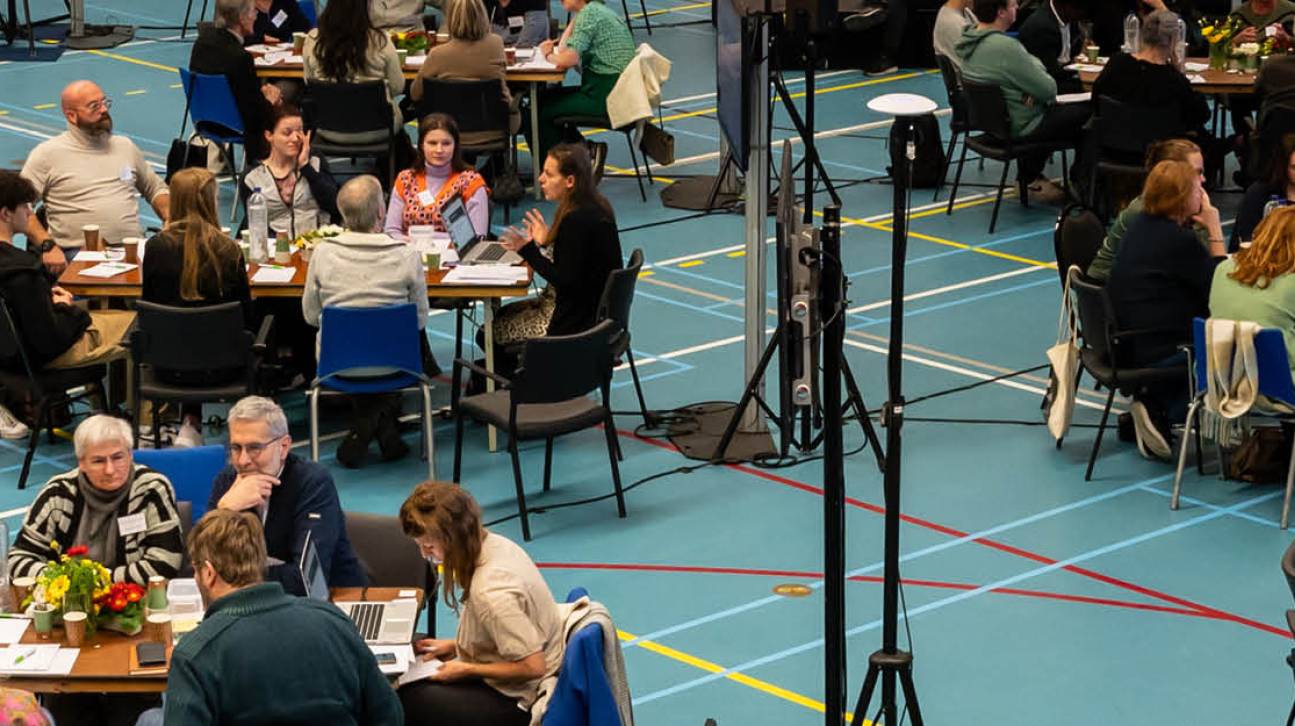 Burgerberaad Zeeland: groepjes mensen in de sportzaal in overleg