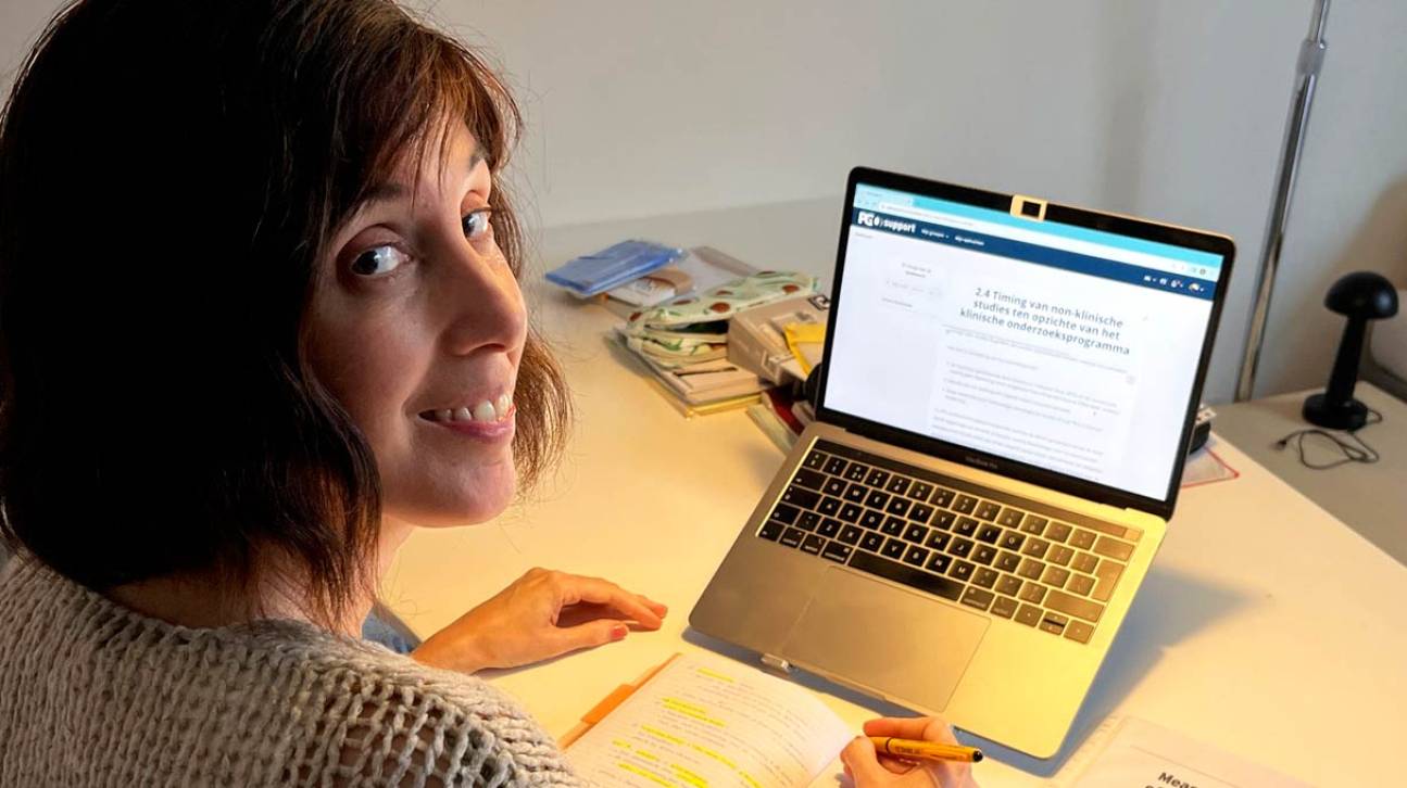 Janine Bastiaans is op haar laptop bezig met een online module van de EUPATI Nederland opleiding