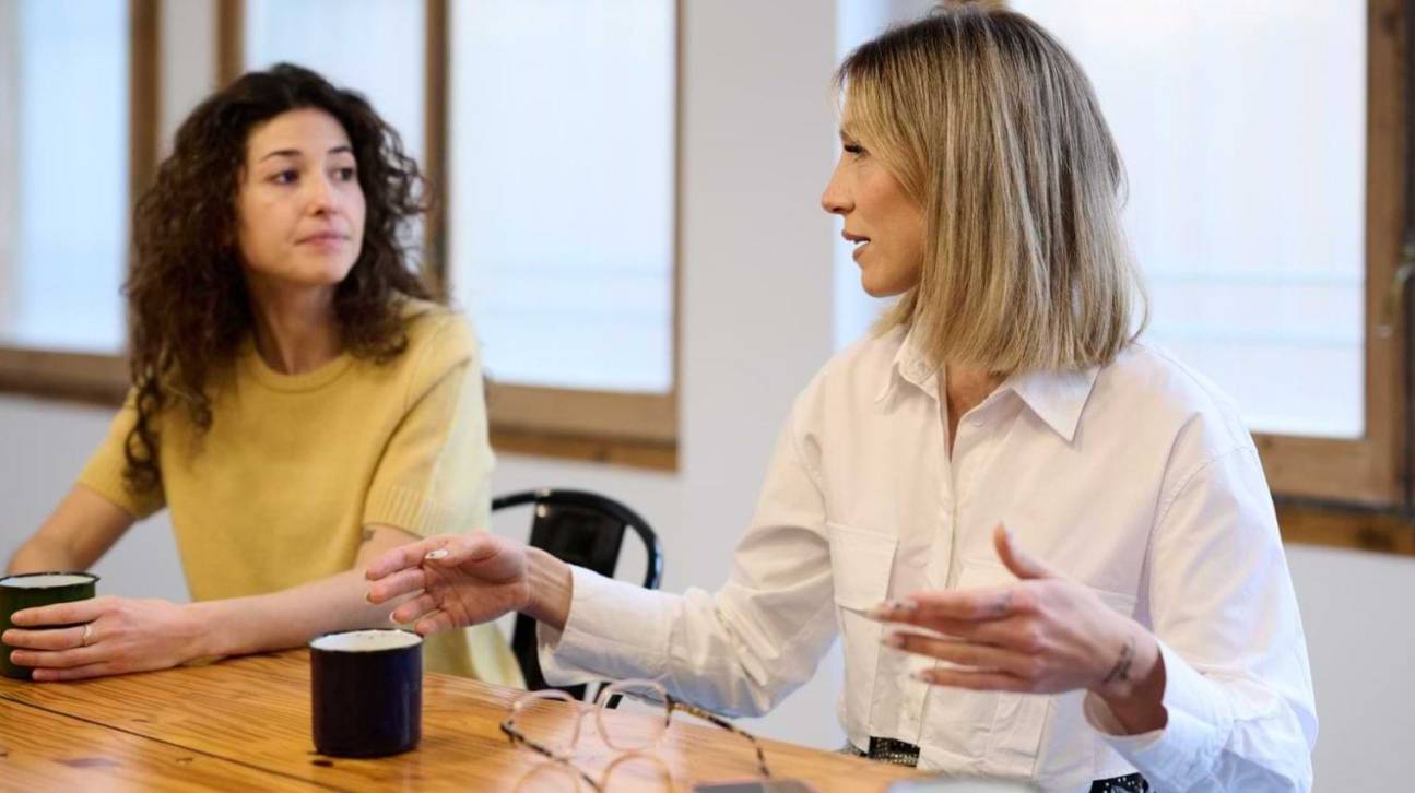 Twee dames in overleg over richtlijnen