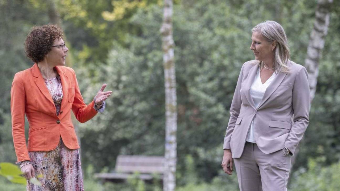 Petra Borsje van ReumaZorg Nederland in gesprek met Gerda Weits van het Lareb