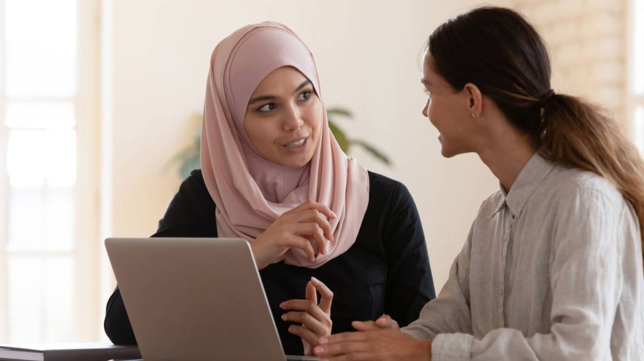 Twee vrouwen in gesprek