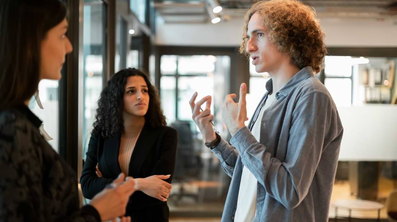 Drie mensen met elkaar in gesprek over participatie bij onderzoek