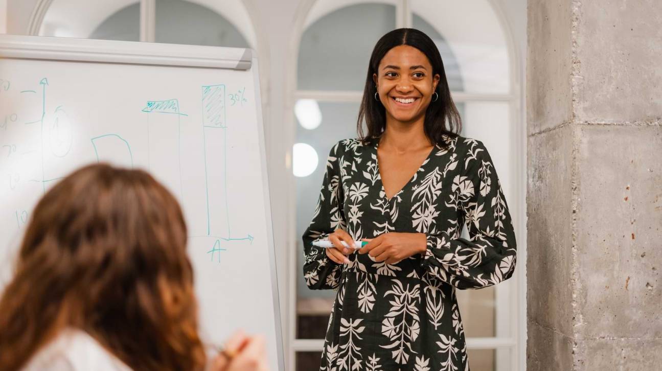 Jonge vrouw geeft een training aan onderzoekers