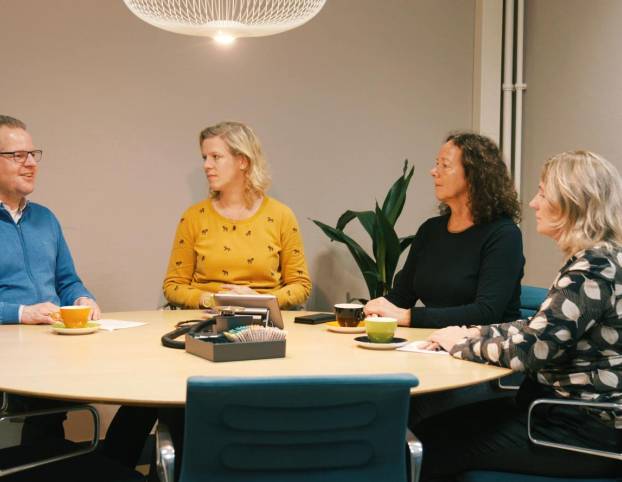 Jonathan in gesprek aan tafel met de gemeente Katwijk