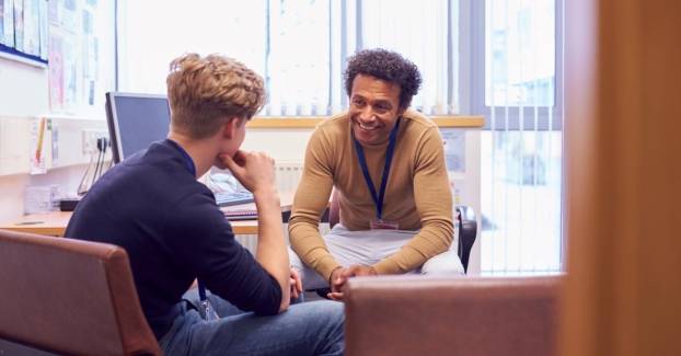Twee mannen in gesprek