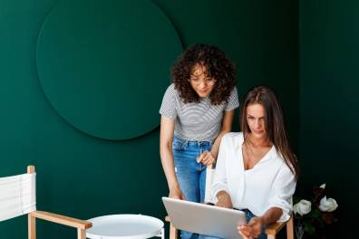 In gesprek achter de laptop